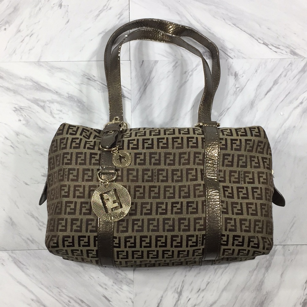 ⭐️ FENDI LOGO PRINT HANDBAG (SOME PEELING)